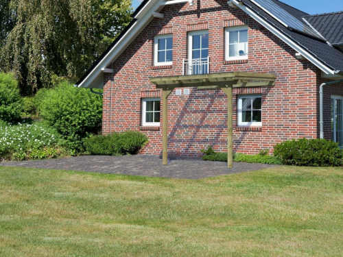 Dřevěná pergola ke zdi domu