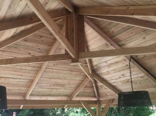 Dřevěný zahradní altán s pevnou střechou